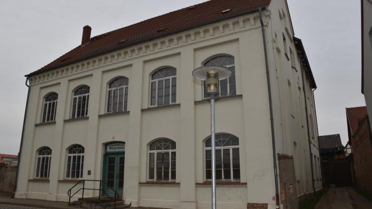 Das ehemalige Bürgerhaus in Bützow steht seit langem leer. Die Stadt Bützow hat Ende 2019 die Vermietung beschlossen und will es sanieren lassen. 