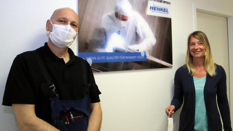 Schutzmasken aus Firmenbestand für die Mitarbeiter: Heiko Babitsch aus der Produktion und Aileen Kretschmer vom Einkauf probieren sie aus. 
