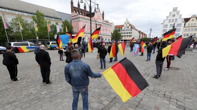 Unter Einhaltung der Abstandsregeln haben sich vor dem Rathaus rund 50 Teilnehmer einer Mahnwache der AfD eingefunden.