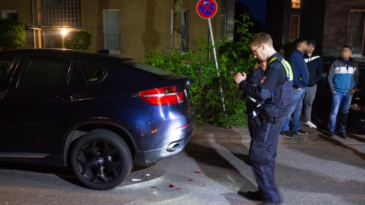 Radfahrerin Prallt Gegen BMW Im Parkverbot | SHZ