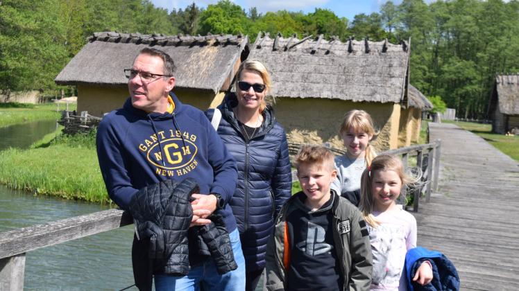 Rostocker Patchwork-Familie auf dem Freigelände des Slawenmuseums: Fürs SVZ-Foto nahmen André Gruhnert, Katja Baumert, Gustav und Ernestine Gruhnert sowie Marla Baumert (v.l.) die Schutzmasken ab. 