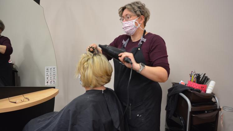 Fast fertig: Haarstylistin Mandy Abram-Vomacka aus dem Salon „Haarschneiderei“ frisiert eine Kundin.
