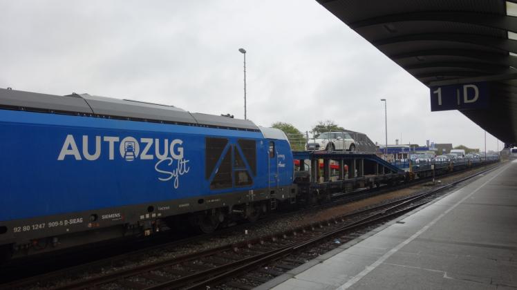 Ein Autozug des Betreibers RDC läuft in Westerland ein.