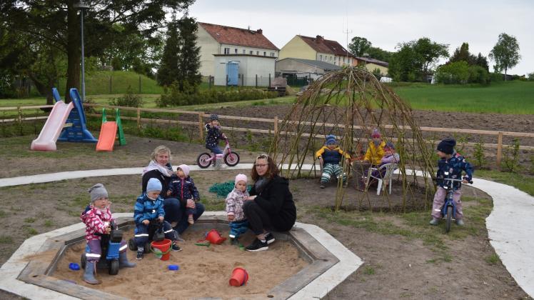Es gibt viel zu entdecken auf dem Spielplatz. Das machen die Tagesmütter Katrin Albrecht und Daniela Umlauf mit den Kindern gemeinsam. 