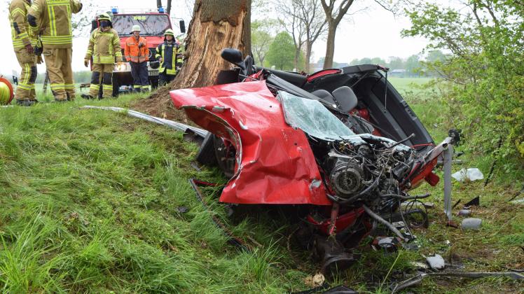 Mit Hoher Geschwindigkeit Gegen Baum – 25-Jähriger Stirbt Am Unfa | SHZ