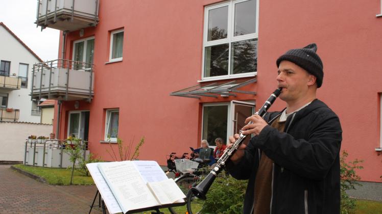 Musizierte für betreutes Wohnen: Lothar Reißenweber. Am Balkon wurde mitgehört. 