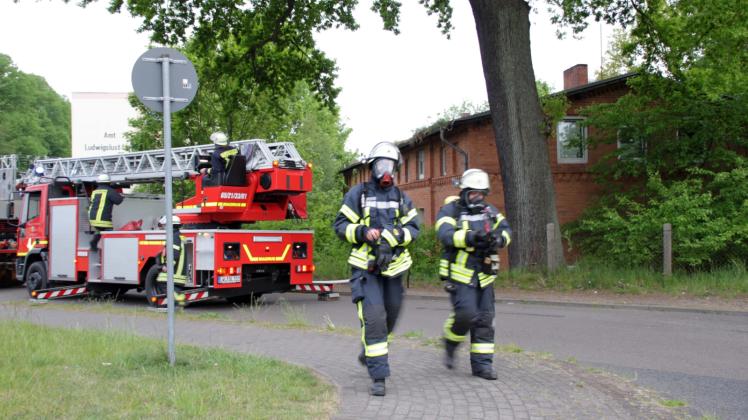 Die Feuerwehr war in Ludwigslust im Einsatz, weil aus einem leerstehenden Haus Rauch aufstieg. 