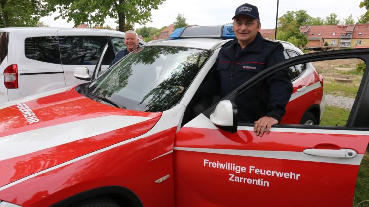 Wehrführer Jens Arndt (re.) hat den Kommandowagen schon im Einsatz getestet zur Freude von Bürgermeister Klaus Draeger (li.). Mit dem Auto sollen kleine Einsätze koordiniert werden. 