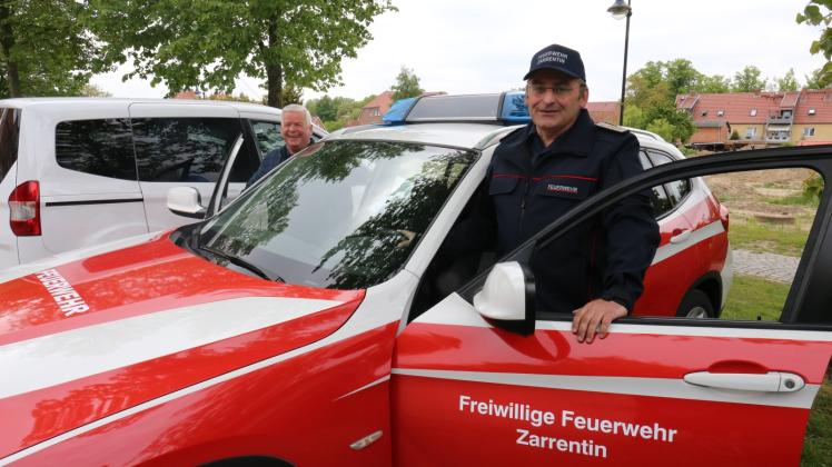 Wehrführer Jens Arndt (re.) hat den Kommandowagen schon im Einsatz getestet zur Freude von Bürgermeister Klaus Draeger (li.). Mit dem Auto sollen kleine Einsätze koordiniert werden. 