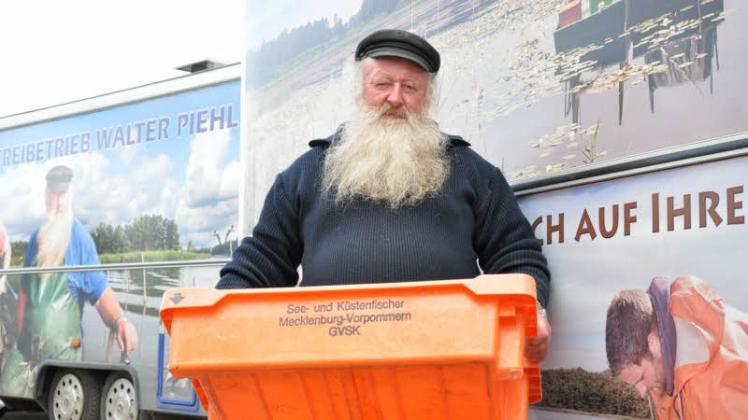 Auch in der Fischerei-Branche herrscht aktuell Flaute. Doch Fischer Walter Piehl will bald wieder feiern.