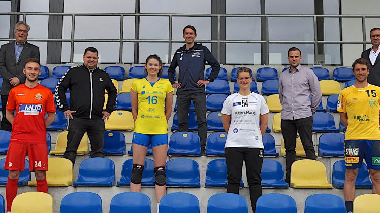 Die Vertreter der Interessengemeinschaft Sportstadt Schwerin (hintere Reihe, v. l.): Jörn Hollenbach, Steffen Franke, Peter Niepagen, Paul Döring und Patrick Bischoff sowie (vordere Reihe, v. l.) die Sportler Simeon Cunrady, Marie Schölzel, Anne Weier und Christian Zufelde