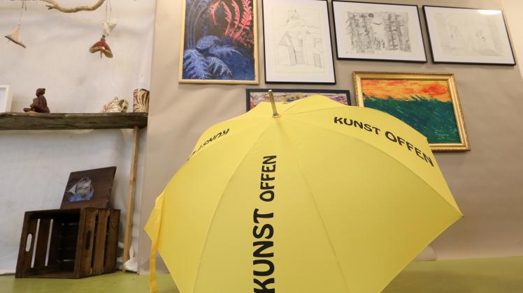 Ein gelber Schirm mit der Aufschrift "Kunst Offen" in der Rostocker Tagesstätte "Kunst Kreativ" /Archiv