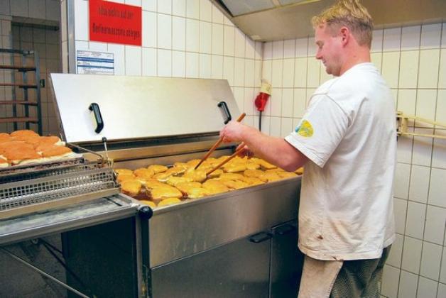 Bäcker Thomas Hartmann wendet Apfeltaschen, die ebenfalls derzeit sehr beliebt sind. Foto: pe Bäcker Thomas Hartmann wendet Apfeltaschen, die ebenfalls derzeit sehr beliebt sind. Foto: pe