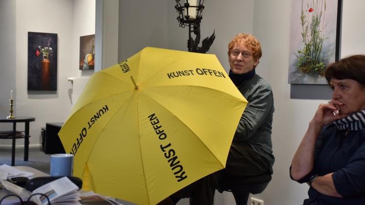 Der Wismarer Maler Manfred W. Jürgens spannt zum ersten Mal den gelben Schirm, das Markenzeichen von „KunstOffen“: „Wenn fünf Leute kommen, hat sich der Aufwand schon gelohnt.“ 