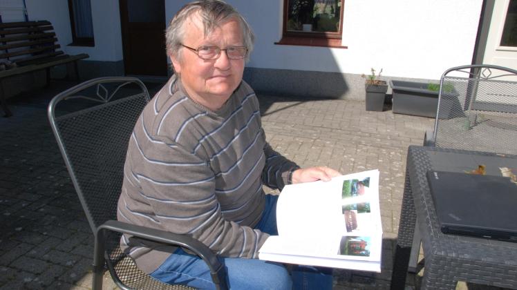 Ein wichtiges Zeitdokument für Rosenow: Werner Möller (72) blättert in seiner im Jahr 2006 veröffentlichten Chronik des Ortes. 