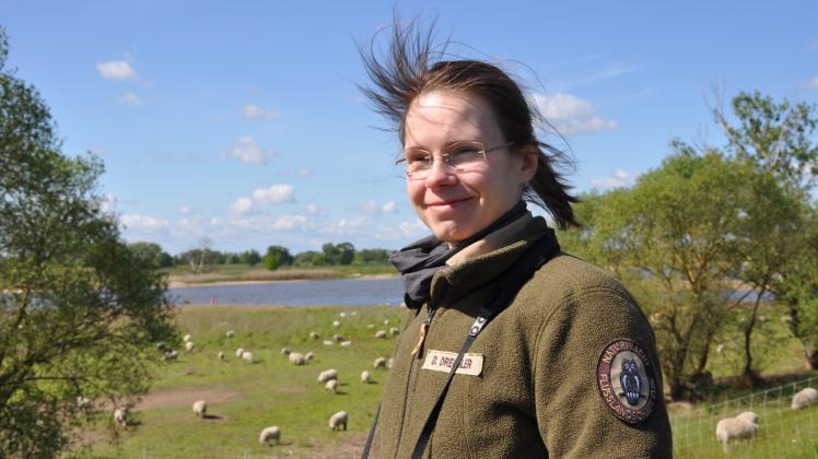 Daniela Drechsler trägt die Eule auf der Schulter. Die gibt sie als Naturwächterin im Biosphärenreservat zu erkennen.   Fotos: Fabian Lehmann (3) 