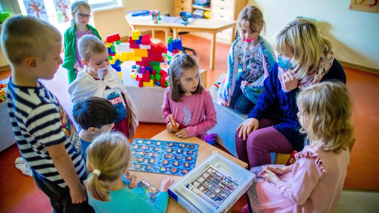 Erzieherin Katrin Dorn spielt mit den Kinder der Vorschulgruppe in der Kindertagesstätte "Anne Frank" in Schwerin.