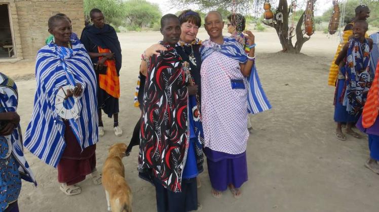 Zu Besuch bei den Massai-Frauen: Gerlinde Haker von der Tansania-Initiative hält den Kontakt nach Ostafrika. 