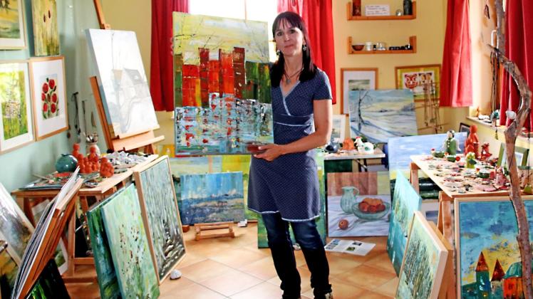 Die Schwaaner Malerin Kathrin Wolbring-Wagner öffnet trotz der Corona-Pandemie ihr Atelier unter allen Schutzbestimmungen.  