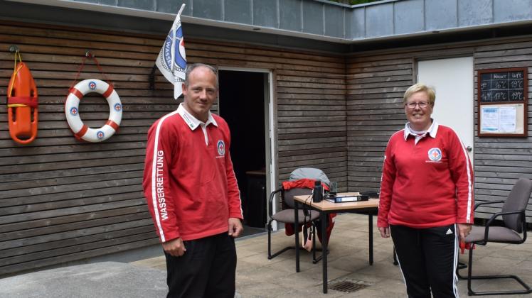 Wasserwacht am Inselsee in Güstrow: Gestern hatten Sabine Siegmund und Danny Pawlak Dienst. 