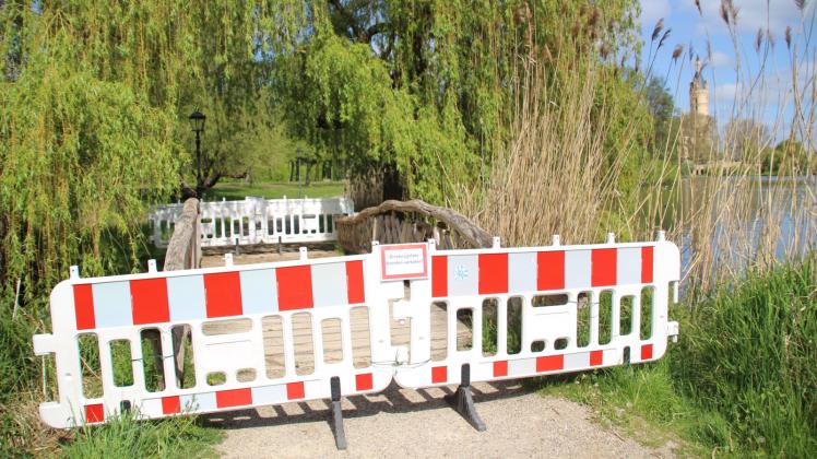 Kein Durchkommen: Die kleine Holzbrücke im Schlossgarten ist gesperrt, weil sie nicht mehr verkehrssicher ist. 