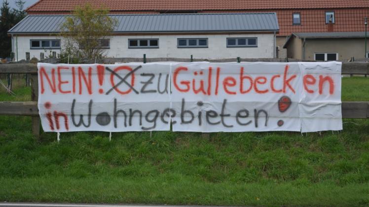 Der Protest an der B 104 in Bülower Burg geht weiter: Entlang der Straße haben die Einwohner im ganzen Dorf Plakate gegen das geplante Gülle-Silo aufgehängt. Doch jetzt scheint die Sache entschieden. 