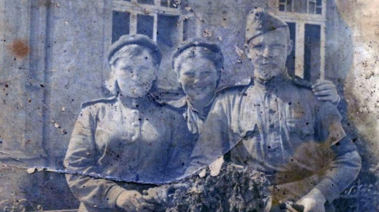 21. Mai 1945: Die beiden Frauen und der Mann gehörten zu einer Trophäenkommission, die die Verbringung von Kriegsbeute in die Sowjetunion zu regeln hatte. 