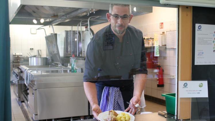 Schullandheim-Küchenchef Manuel Dunker reichte am Mittwoch unter anderem Kohlroulade mit Salzkartoffeln. 
