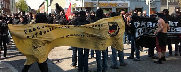 Rund 300 Meter von den Rechten entfernt haben sich Gegendemonstranten versammelt. Foto: Wüst Rund 300 Meter von den Rechten entfernt haben sich Gegendemonstranten versammelt. Foto: Wüst