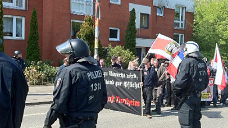 Von Polizisten umzingelt: 140 Neonazis haben in Neumünster den Bahnhof verwechselt. Foto: Wüst