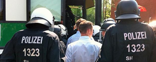 Weil sie der Aufforderung, die Holstenstraße zu verlassen, nicht nachkamen, wurden alle Rechtsextremisten in Gewahrsam genommen und einzeln in Gefangenen-Busse geführt. Foto: Wüst