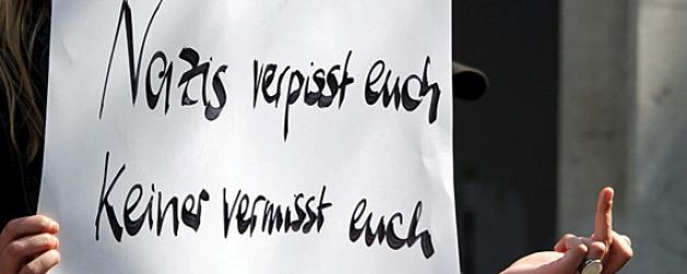 Protest gegen Rechts: Mit Plakaten wie diesem demonstrierten insgesamt rund 2000 Menschen gegen Rechts. Foto: dpa Protest gegen Rechts: Mit Plakaten wie diesem demonstrierten insgesamt rund 2000 Menschen gegen Rechts. Foto: dpa