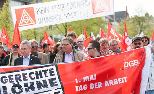 Im Protestmarsch schritt Landtagspräsident Thorsten Geerdts (links am Transparent) voran. Foto: Dewanger