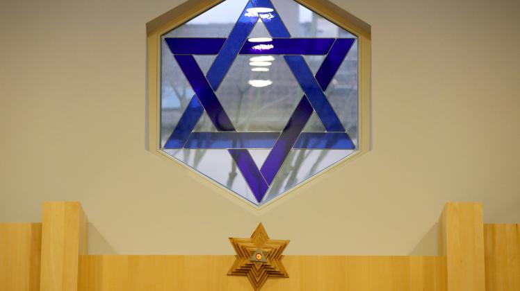 Der Davidstern in einem Fenster in der neuen Synagoge der Jüdischen Gemeinde Schwerin.