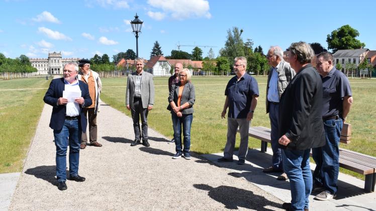 Gemeinsam mit Vertretern der Kirchengemeinde und Stadtvertretern weihte Bürgermeister Reinhard Mach (l.) den umgestalteten Kirchenplatz offiziell ein.