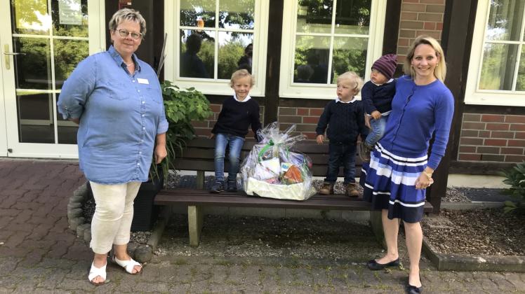 Überraschung für die Senioren in Dümmer: Antonia Rieken übergibt die Geschenke der Kita Seepferdchen an Pflegeheimleiterin Annett Greskamp. 
