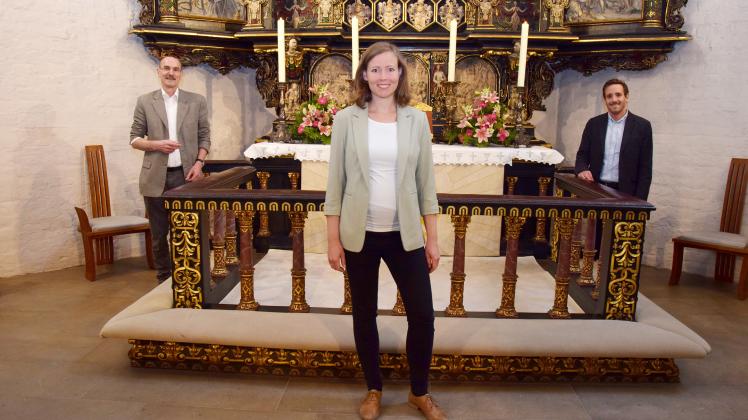 Arbeiten künftig in der St.-Marien-Kirche zusammen: Pastorin Karoline Rahe-Dechant mit Propst Matthias Krüger (links) und Pastor Mario Rusch stehen vor dem Altar.
