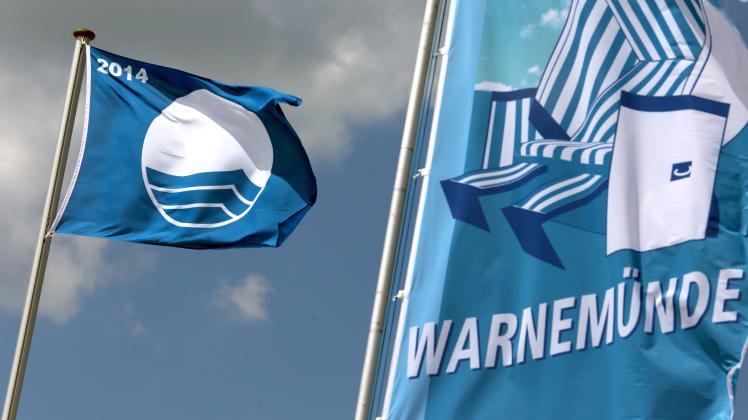 Am Ostseestrand von Warnemünde weht die „Blaue Flagge“ für besondere Sauberkeit und eine hervorragende Wasserqualität. Landesweit wurden dieses Jahr 36 Strände und Sportboothäfen in MV mit der Blauen Flagge ausgezeichnet. (Archivbild)