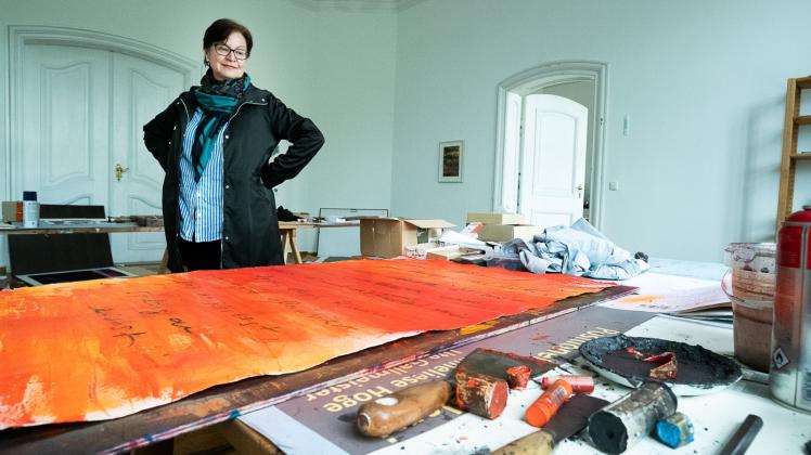 Sie steckt voller Ideen: Miro Zahra in einem Atelier im Mecklenburgischen Künstlerhaus Schloss Plüschow.