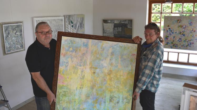 Präsentieren am Wochenende ihre Werke: Reinhardt Lange (l.) und Frank Chlouba haben sich zusammen mit Rainer Katzer (nicht auf dem Bild) kurzfristig dazu entschlossen, im ehemaligen „End of Street“ eine Kunst-Ausstellung zu zeigen. 