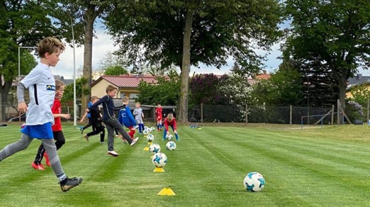 Die Fußballer des Lübzer SV sind schon wieder fleißig beim Training am Ball.