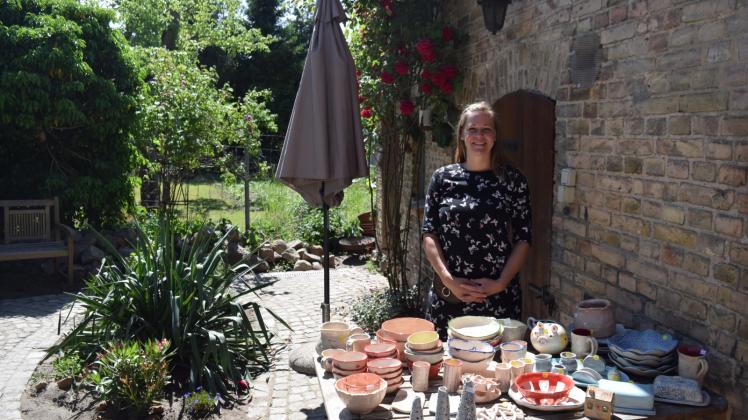 Neues Kleingewerbe-Angebot: Cindy Seegert nennt sich„Keramikmädchen“ und verwirklicht sich kreativ. Fotos: Roland Güttler 