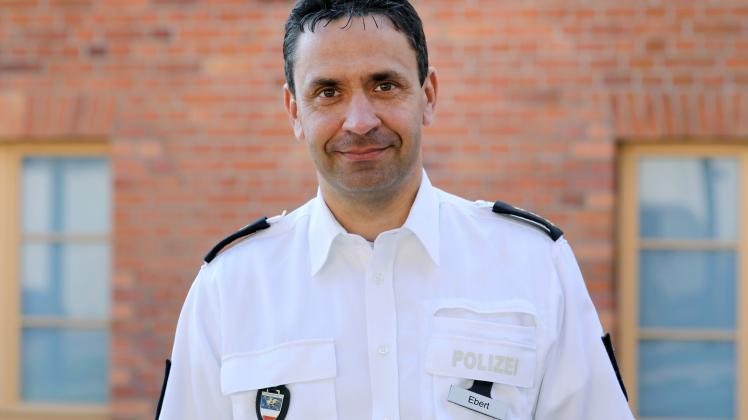Michael Ebert auf dem Hof der Polizeiinspektion Rostock. Ebert ist zum neuen Direktor des Landesbereitschaftspolizeiamtes MV ernannt worden. (Archivbild)