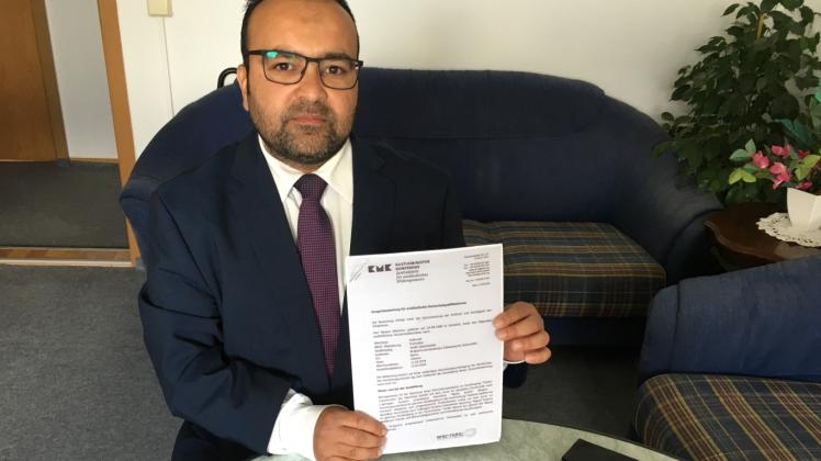Seine Uni-Abschlüsse sind in Deutschland offiziell anerkannt, zeigt Dr. Naeem Altahhan. Und die deutsche Sprache hat er in kürzester Zeit bis zum Niveau C1 gelernt und sich zum Sprachmittler ausbilden lassen. Eine Arbeit findet der gebürtige Syrer in Schwerin aber trotzdem nicht.