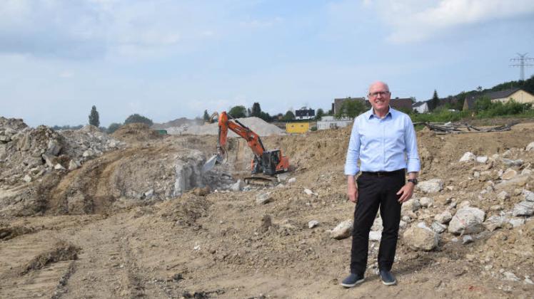 Ganz schön staubig: Investor Günter Busch beobachtet den Fortgang des Abrisses auf den Schleiterrassen.