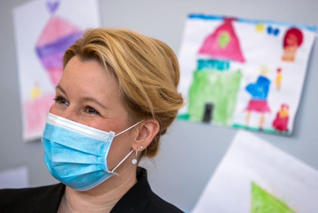 Familienministerin Franziska Giffey (SPD) steht mit Mund-Nasen-Schutz bei der symbolischen Übergabe von neuen Schulranzen an Schulanfänger.