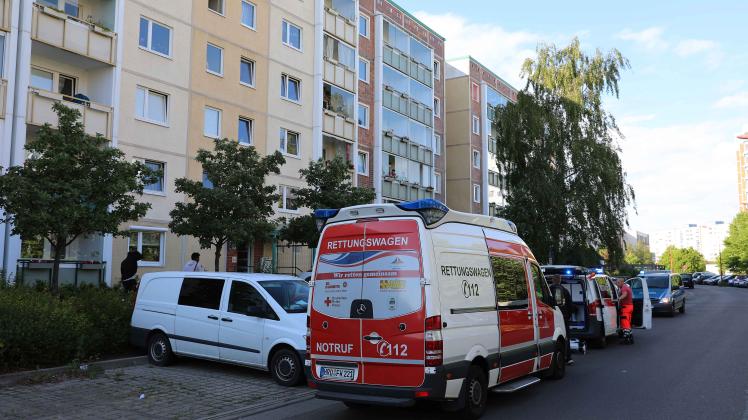 Schweres Unglück in Rostock: 7-jähriger Junge stürzt aus dritter Etage von Mehrfamilienhaus mehrere Meter in die Tiefe und wird schwer verletzt