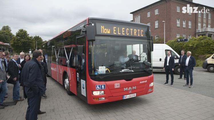 Bundesweit erster umgerüsteter Elektrobus geht in Nordfriesland an den Start