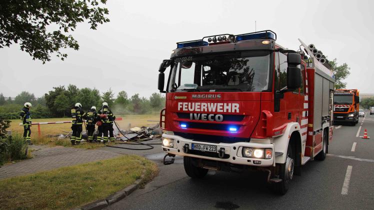 Sperrmüll auf Müllwagen der Stadtentsorgung in Rostock in Brand geraten: Fahrer handelt umsichtig und kippt Unrat ab, Feuerwehr löscht Sperrmüll