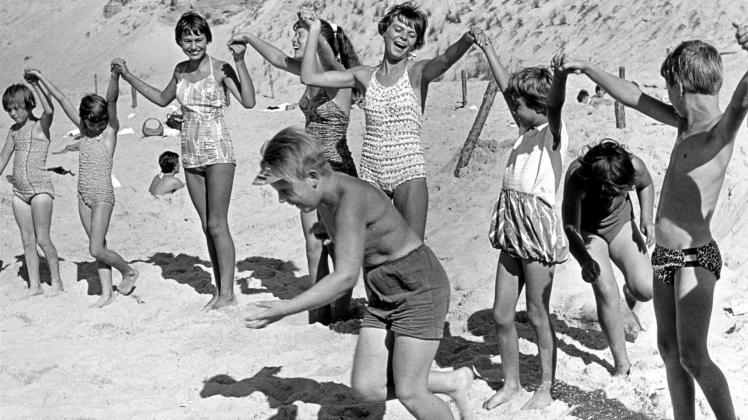 Längst nicht alle Kinder konnten ihre Zeit in den Heimen so genießen, wie jene hier am Strand.